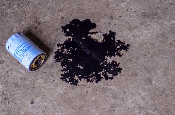 How to remove lubricant and oil spill stains from your garage or driveway